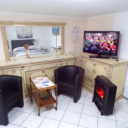 J.e. Apartament *